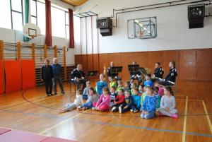 Šolarji so dan preživeli v policijski družbi, tudi pasji 1